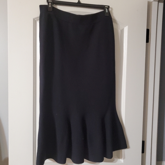 Two piece gorgeous black skirt,, coordinating top white accent Eva Mendes knit - Picture 2 of 5